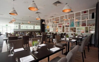 Dining area perfect for coworking at DoubleTree By Hilton Coventry.