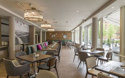 Dining area perfect for coworking at Hilton Garden Inn Bristol City Centre.