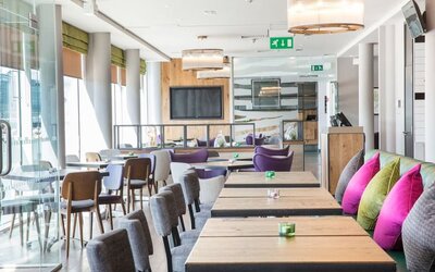 Dining area perfect for coworking at Hilton Garden Inn Glasgow City Centre.