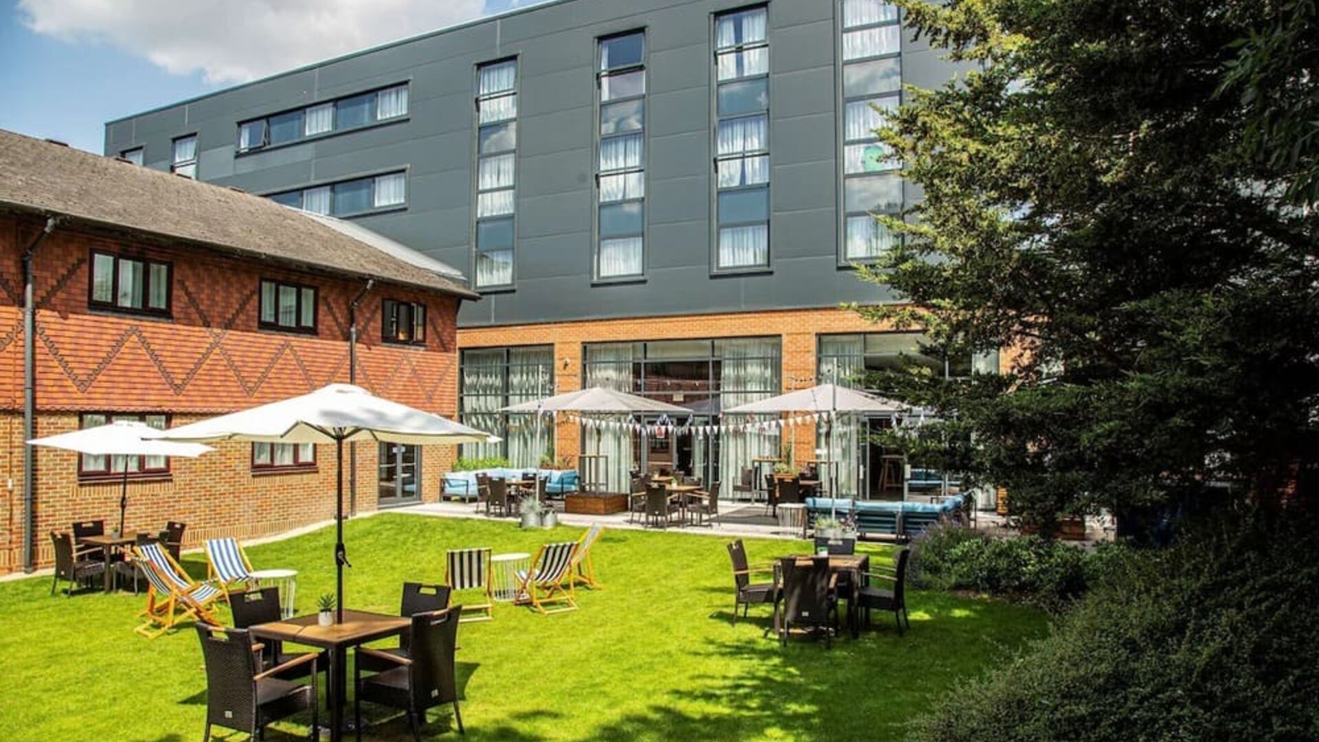 Garden with ample seating at Hilton Garden Inn Abingdon Oxford.