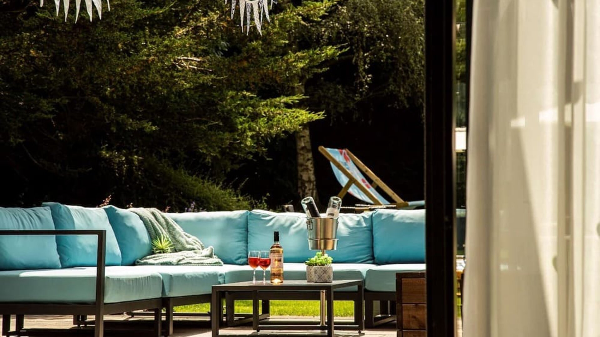 Comfortable outdoor seating available at Hilton Garden Inn Abingdon Oxford.