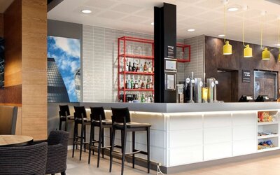 Chic hotel bar perfecto for co-working at the Hampton by Hilton London Docklands.