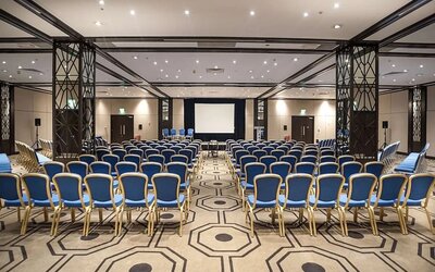 Spacious conference room for large crowds at the Hilton London Gatwick Airport.