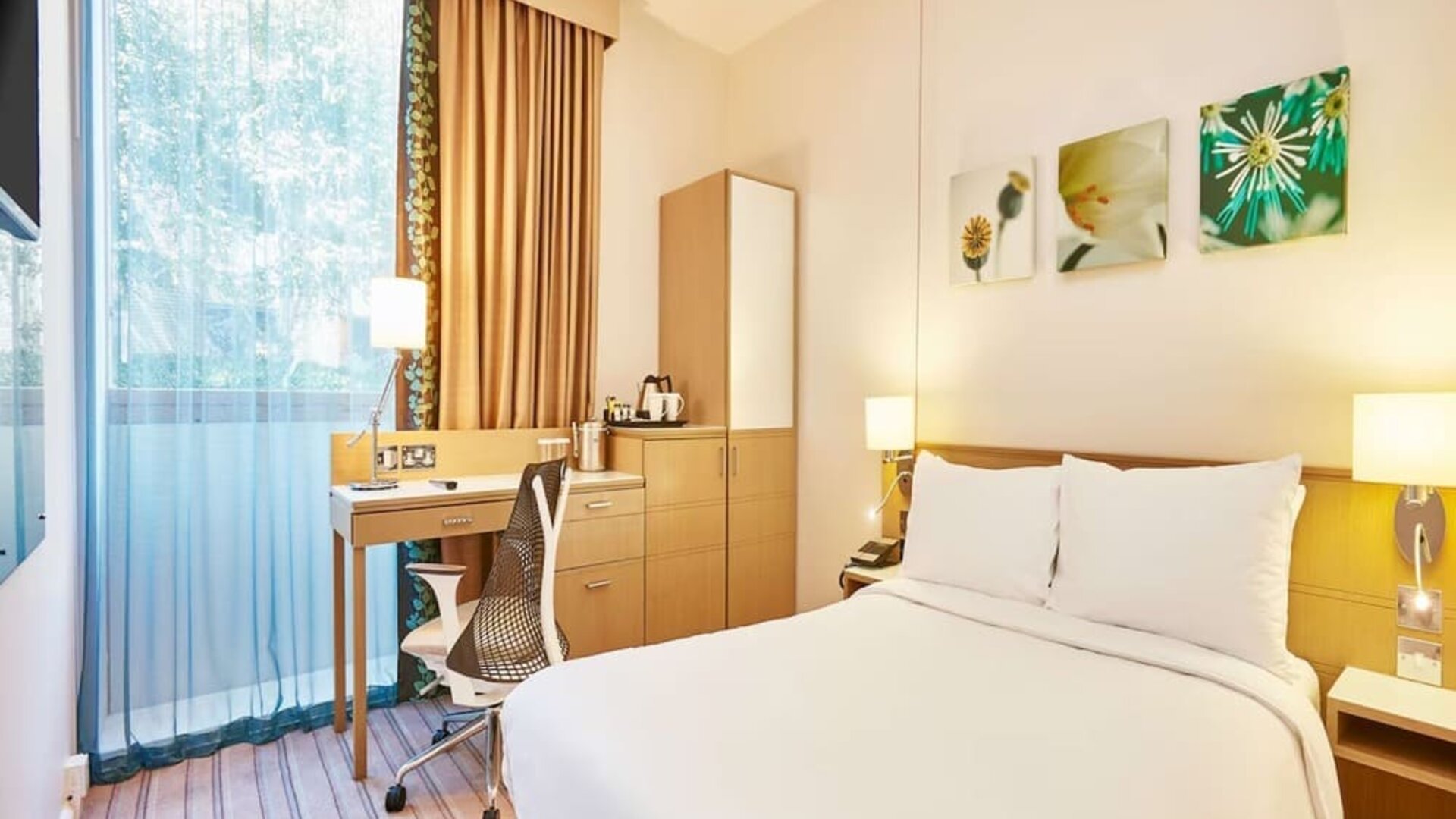 Bright day use room with work desk and TV at the Hilton Garden Inn Birmingham Brindleyplace.