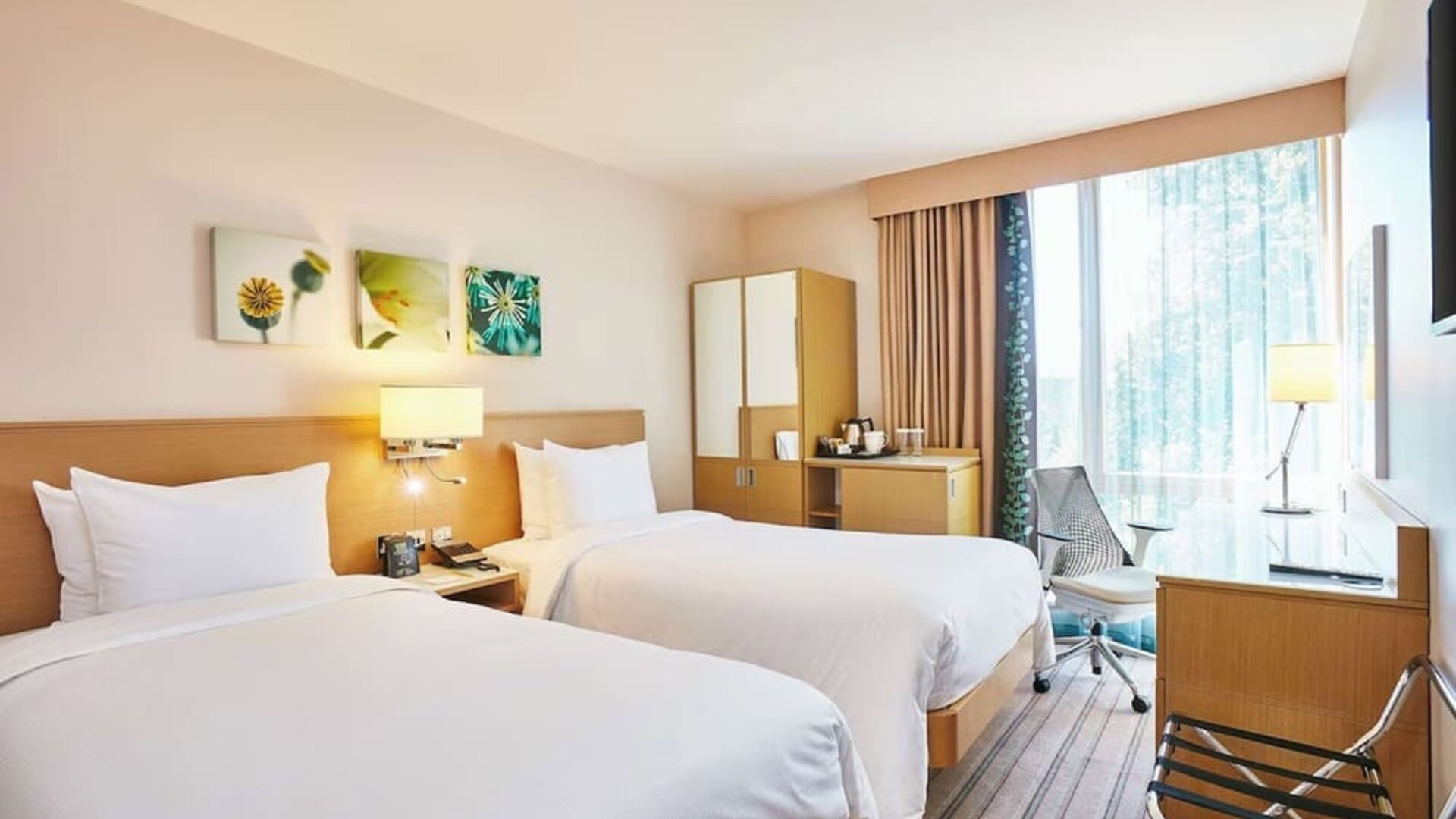 Twin room with work desk and TV at the Hilton Garden Inn Birmingham Brindleyplace.