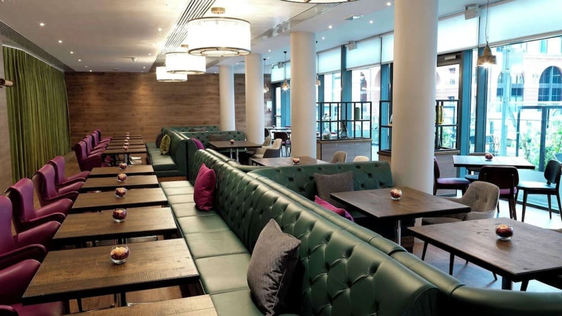 Dining area perfect for co-working at the Hilton Garden Inn Birmingham Brindleyplace.