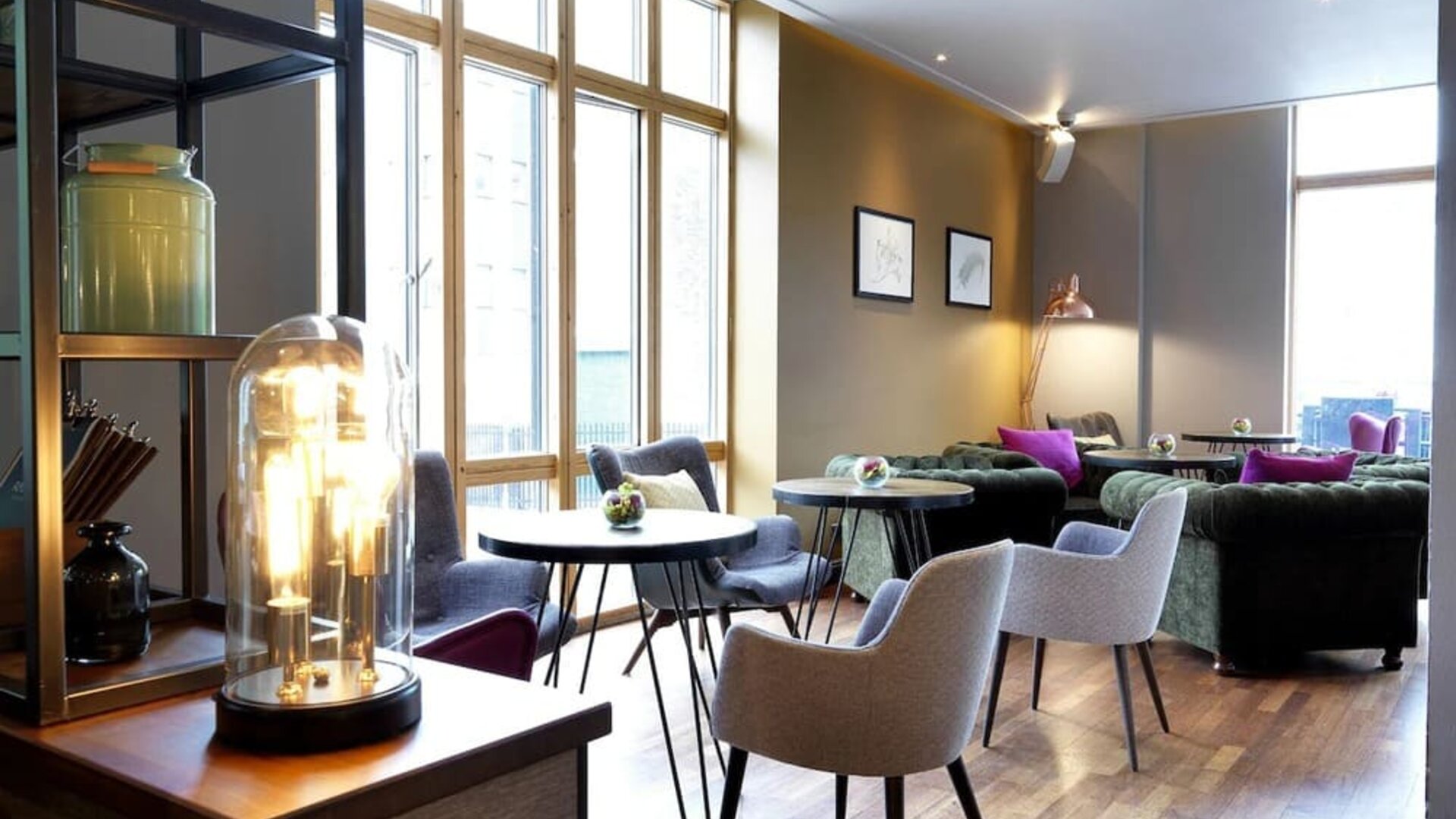 Comfortable lounge area perfect for co-working at the Hilton Garden Inn Birmingham Brindleyplace.