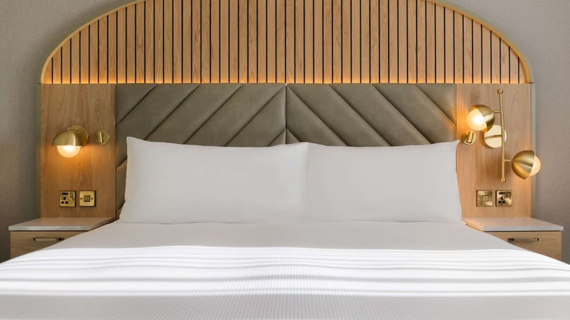 Queen bed at the DoubleTree by Hilton Bristol North.