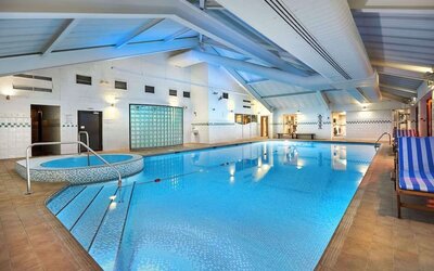 Beautiful indoor pool with jacuzzi at the DoubleTree by Hilton Bristol North.