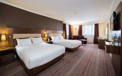 Twin room with TV, work desk and lounge area at the DoubleTree by Hilton Bristol North.