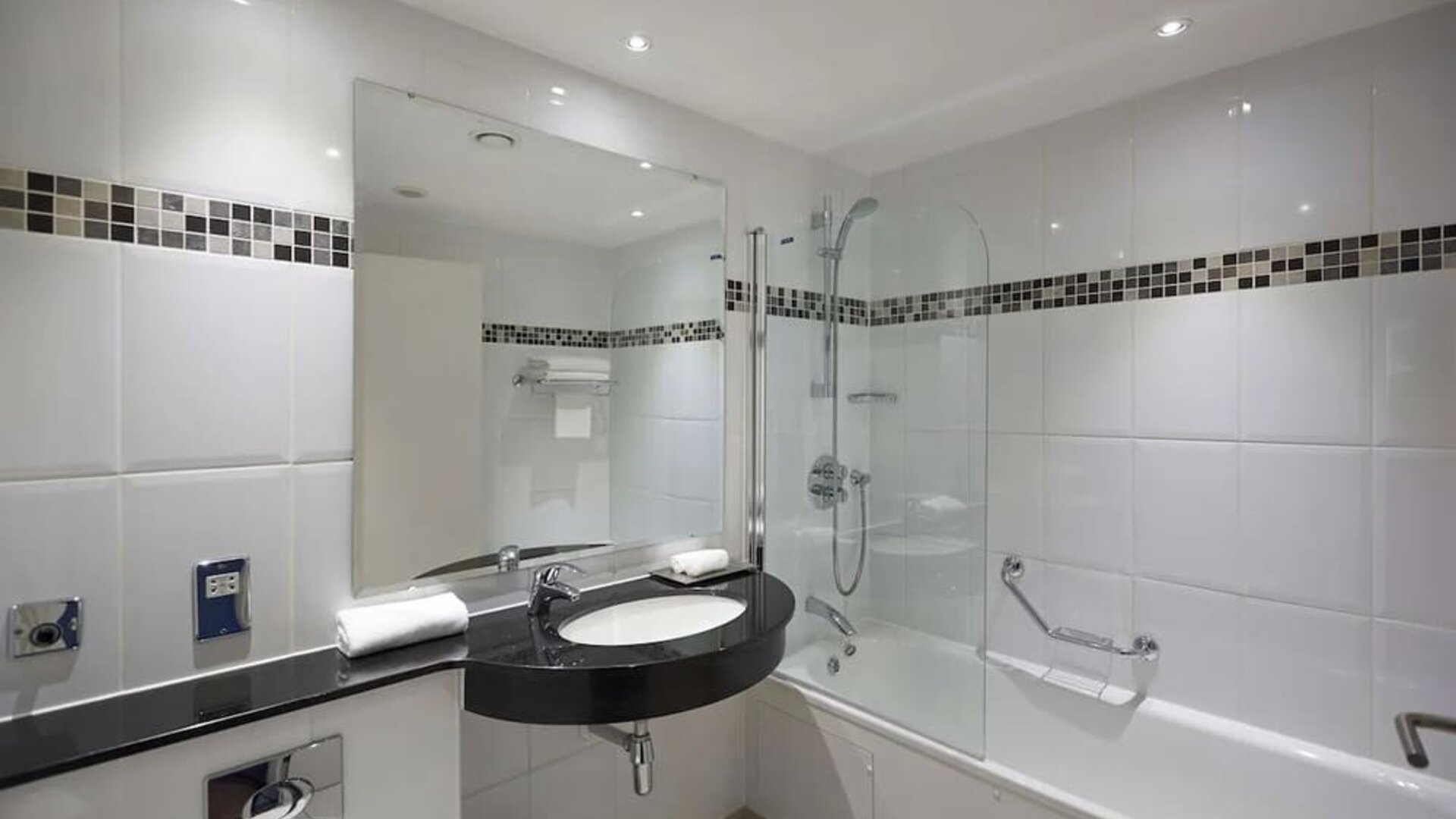 Guest bathroom at the DoubleTree by Hilton Bristol North.