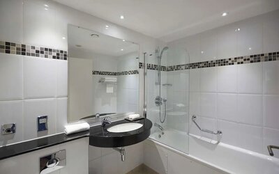 Guest bathroom at the DoubleTree by Hilton Bristol North.