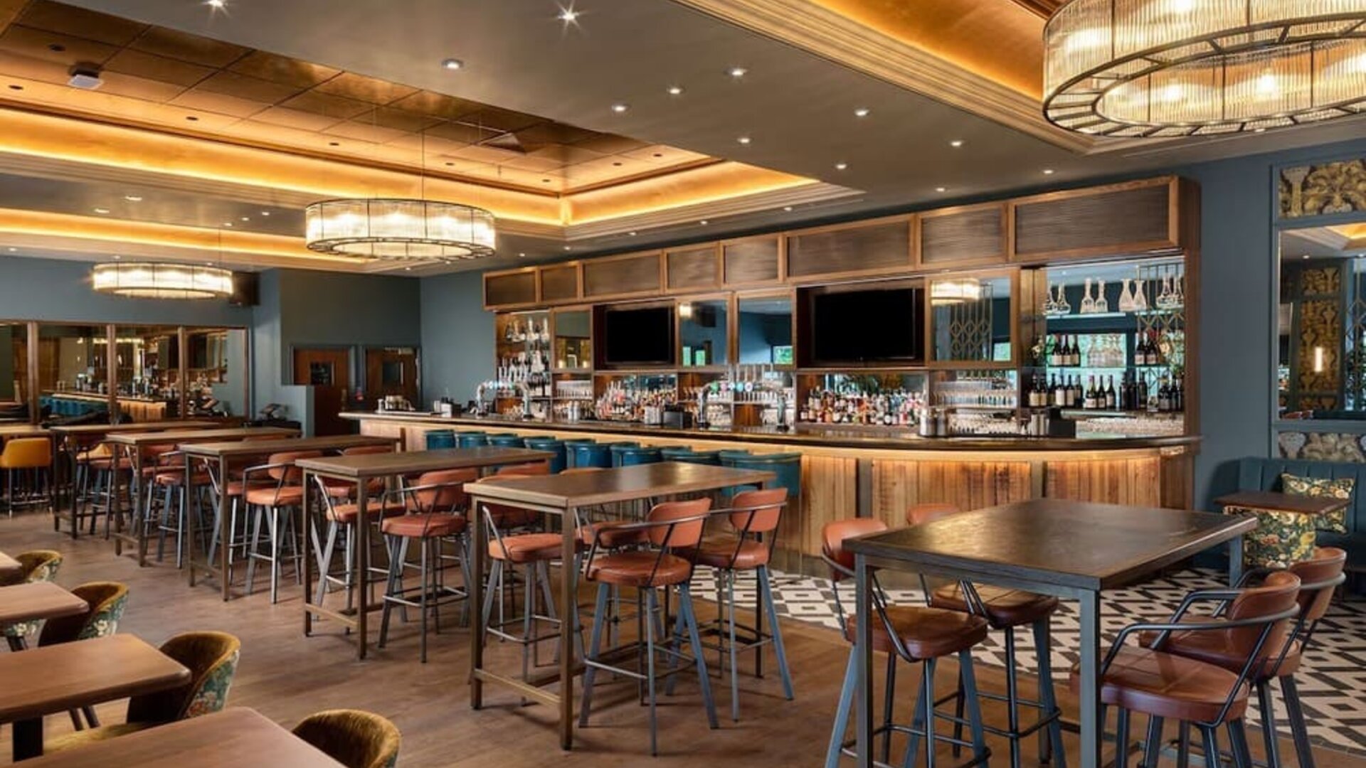 Hotel bar with lounge area and comfortable sitting, perfect for co-working at the Hilton Birmingham Metropole.