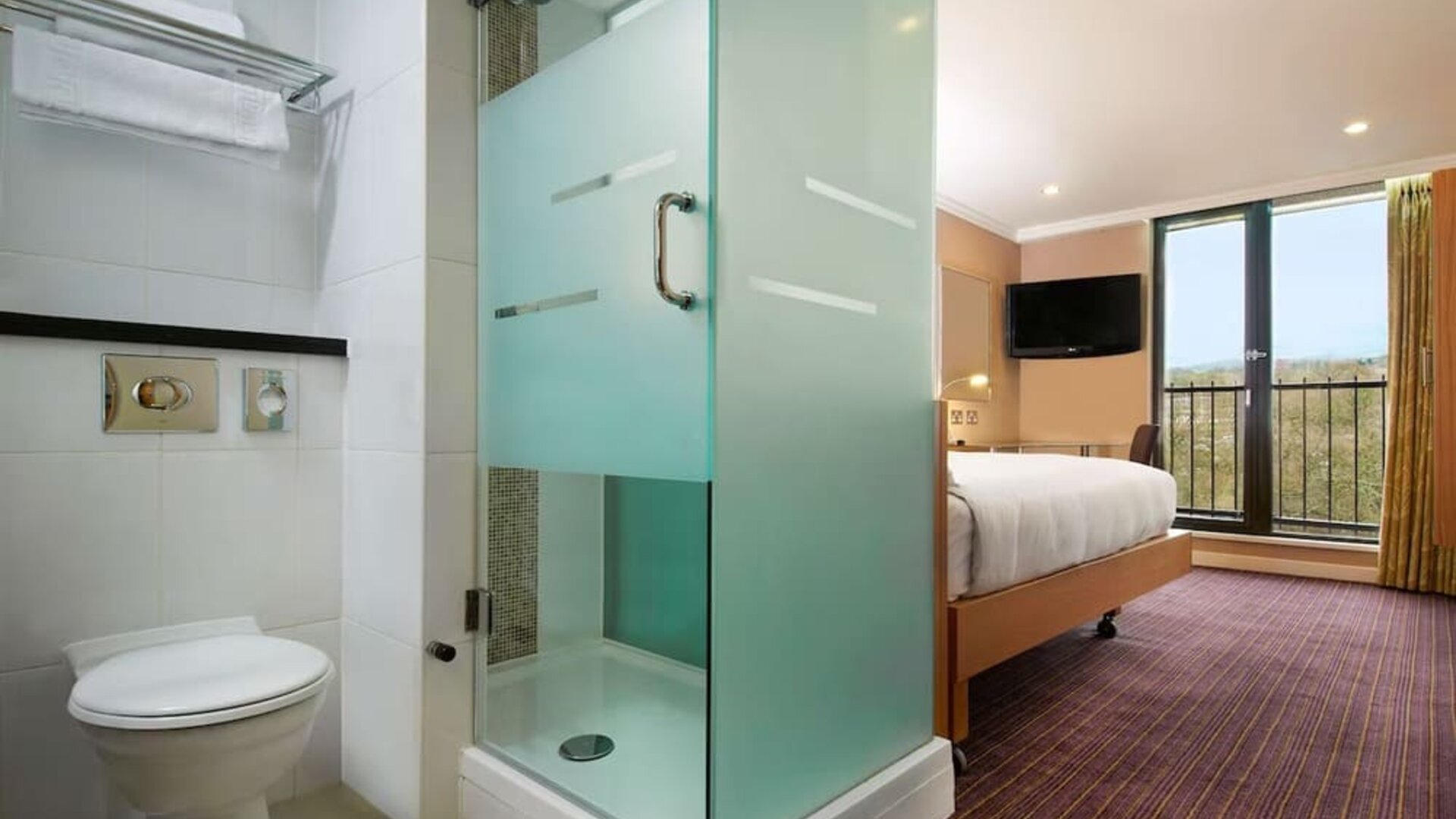 Day use room with TV, work desk and private bathroom at the Hilton Birmingham Metropole.