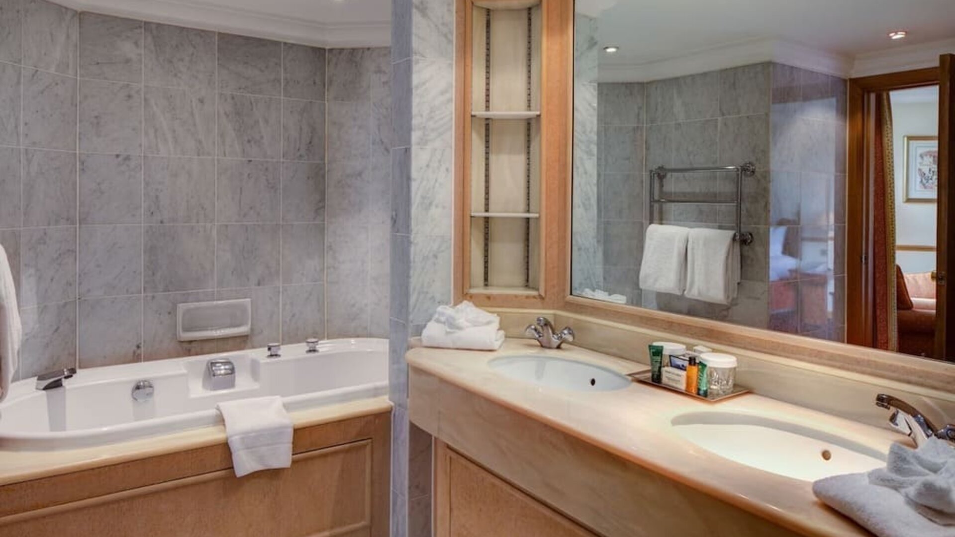 Day use guest bathroom with tub and toiletries at the Hilton Birmingham Metropole.