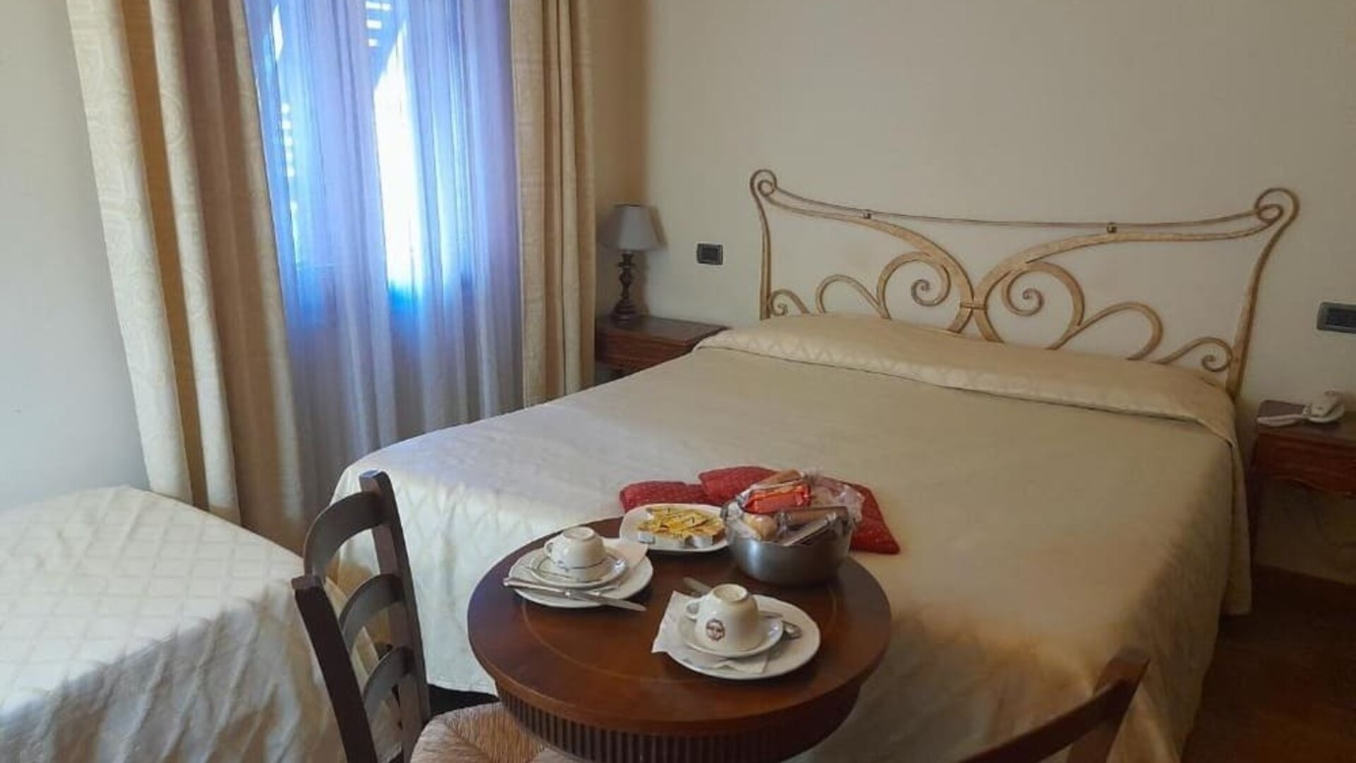 Spacious guest room with one double bed and one single bed, ideal for families or small groups.