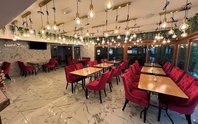 Stylish dining area with elegant lighting, comfortable seating, and contemporary décor at Stay Inn Express.