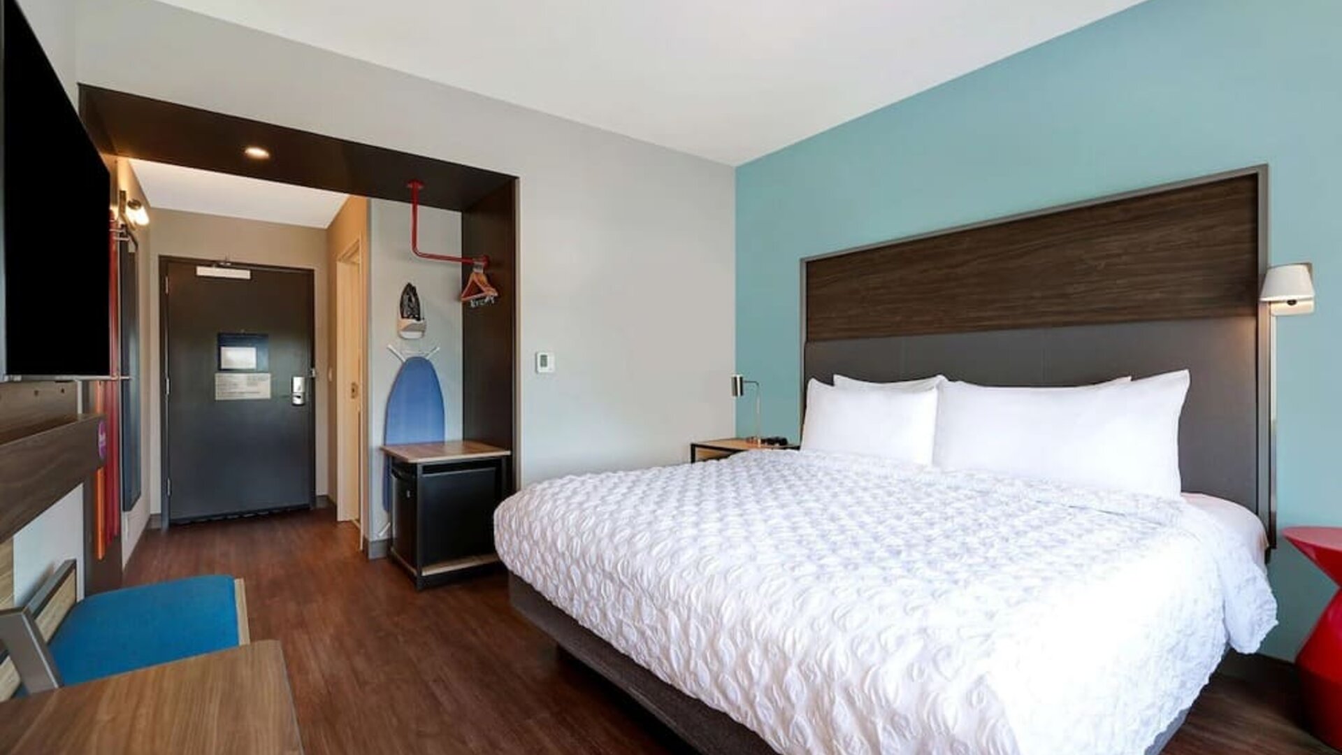 Bright king guest room with comfortable bed, workspace, and contemporary furnishings at Tru By Hilton Lithia Springs.