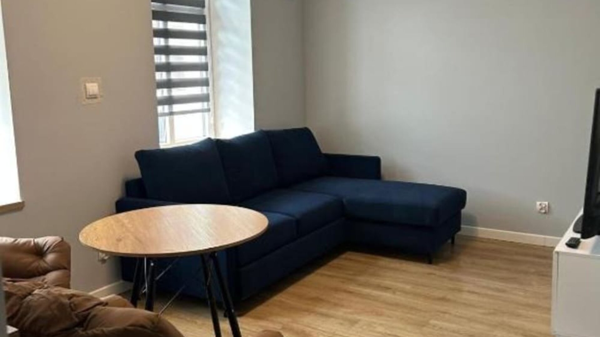 Comfortable apartment lounge with sofa, TV and air conditioning at Hotel Seven.