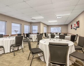 Flexible meeting and event space with round table seating for conferences and gatherings at Comfort Inn Laval.