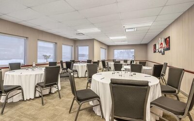 Flexible meeting and event space with round table seating for conferences and gatherings at Comfort Inn Laval.