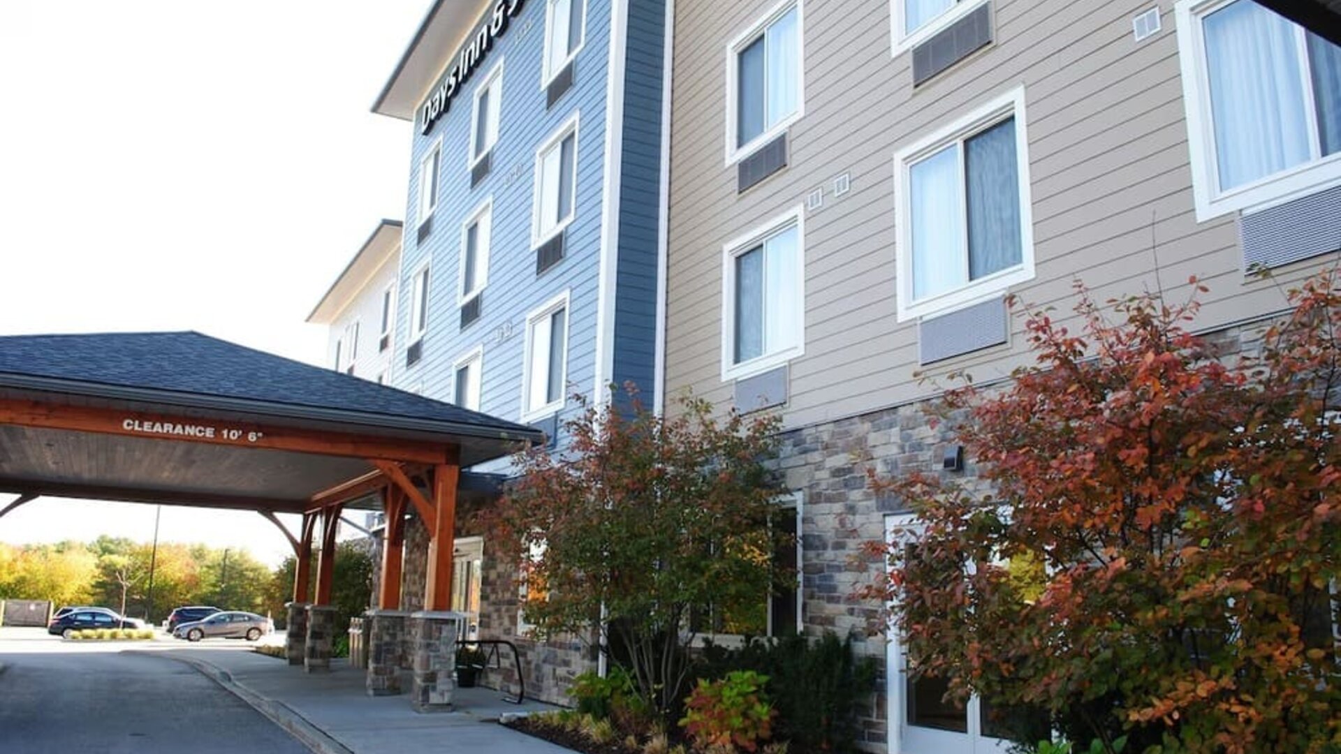 Main entrance with covered porte-cochère at Days Inn & Suites By Wyndham Lindsay.
