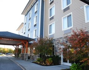 Main entrance with covered porte-cochère at Days Inn & Suites By Wyndham Lindsay.