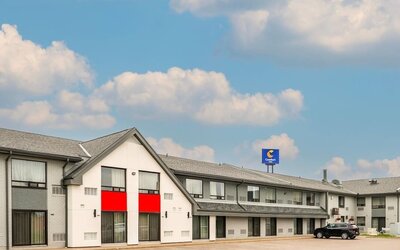 Exterior view of Comfort Inn Amherst showcasing convenient parking and easy guest access.