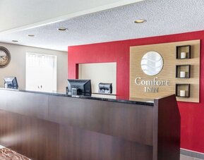 Modern reception desk providing friendly service and convenient check-in at Comfort Inn Thetford Mines.