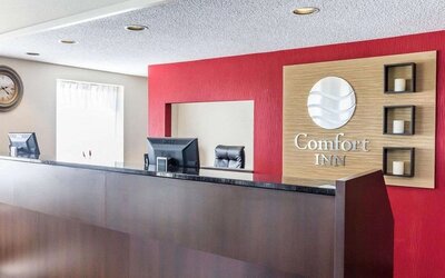 Modern reception desk providing friendly service and convenient check-in at Comfort Inn Thetford Mines.