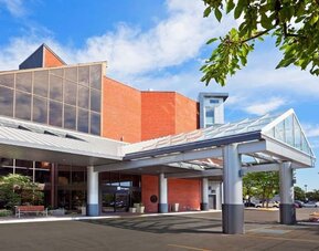 Exterior view of Holiday Inn Oakville Centre showcasing its central location and contemporary architecture.