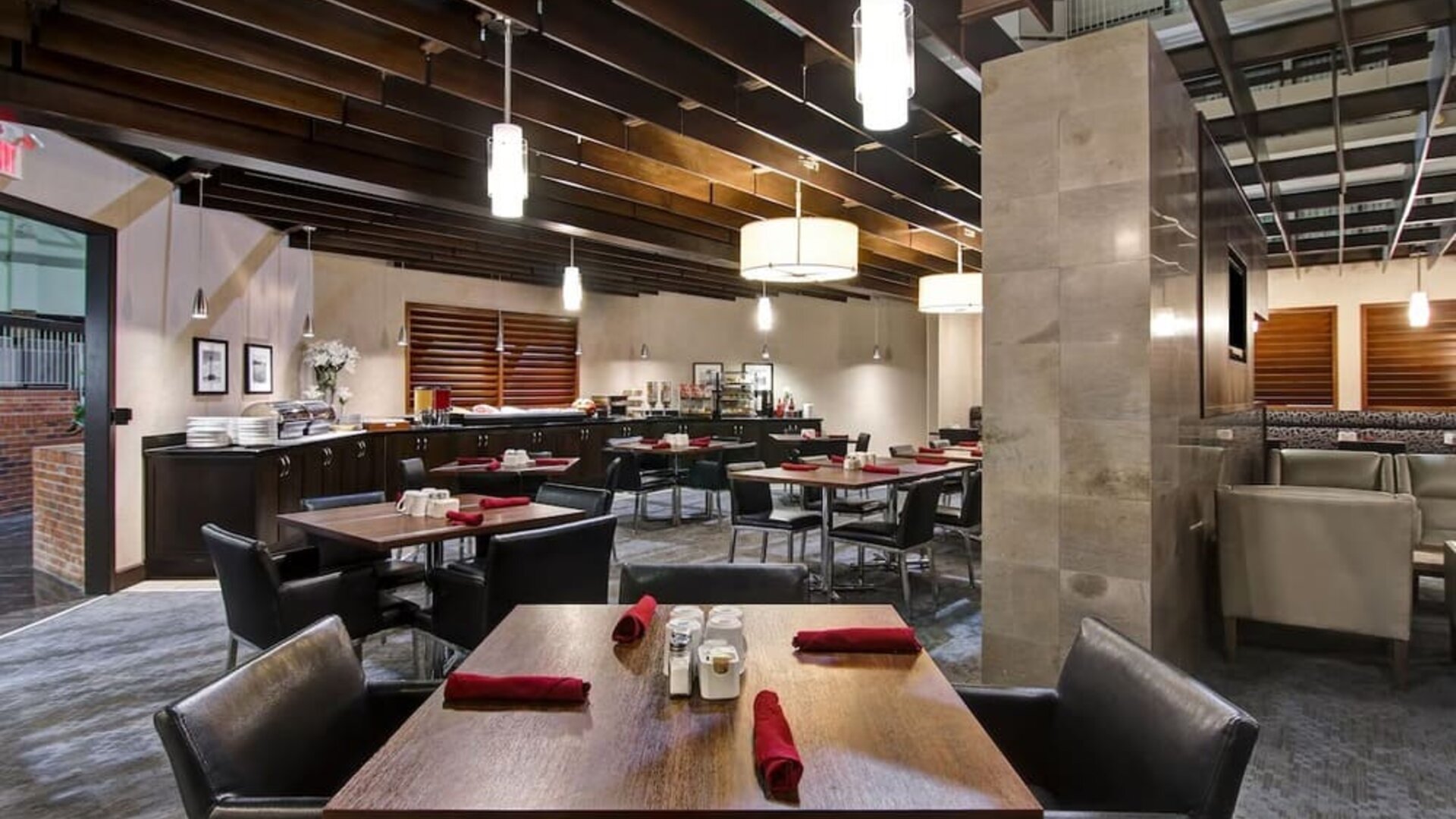 Inviting on-site restaurant offering comfortable seating and a welcoming atmosphere for breakfast, lunch, and dinner at Holiday Inn Oakville Centre.