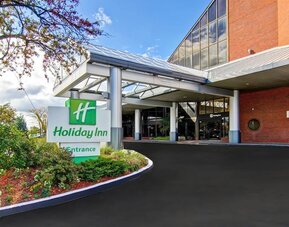 Main entrance with covered porte-cochère providing convenient access to Holiday Inn Oakville Centre.