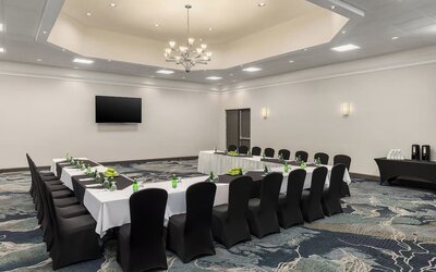 Spacious meeting room configured for conferences, training sessions, and corporate events at Holiday Inn Oakville Centre.