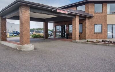 Welcoming covered entrance with convenient parking and easy access to Comfort Inn Baie-Comeau.
