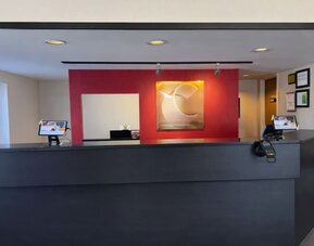 Modern reception desk providing friendly service and a smooth check-in experience at Comfort Inn Baie-Comeau.