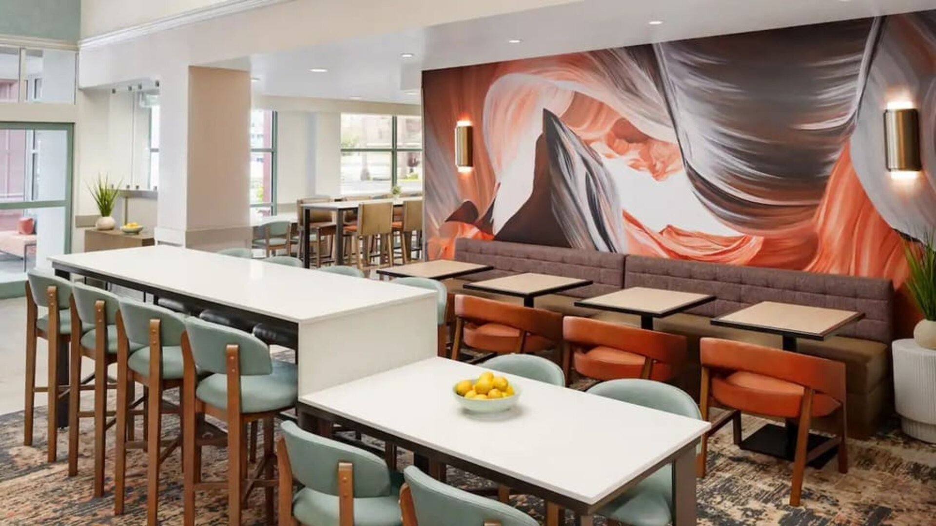 Stylish dining and lounge area offering comfortable seating for breakfast, snacks, and social gatherings at Hyatt Place Scottsdale/Old Town.