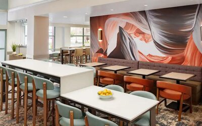 Stylish dining and lounge area offering comfortable seating for breakfast, snacks, and social gatherings at Hyatt Place Scottsdale/Old Town.