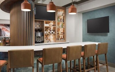 Modern hotel bar featuring handcrafted cocktails, premium spirits, comfortable seating, and a welcoming atmosphere at Hyatt Place Scottsdale/Old Town.