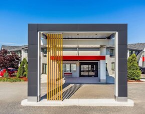 Modern hotel entrance with a covered porte cochère and convenient guest drop-off area at Comfort Inn Sudbury Regent Street.