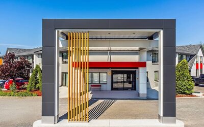 Modern hotel entrance with a covered porte cochère and convenient guest drop-off area at Comfort Inn Sudbury Regent Street.