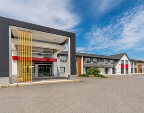 Exterior view showcasing the modern façade and main entrance of Comfort Inn Sudbury East.