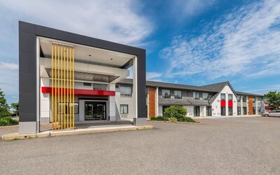 Exterior view showcasing the modern façade and main entrance of Comfort Inn Sudbury East.