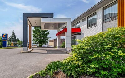 Exterior entrance with covered porte-cochère and landscaped grounds at Comfort Inn Sudbury East.