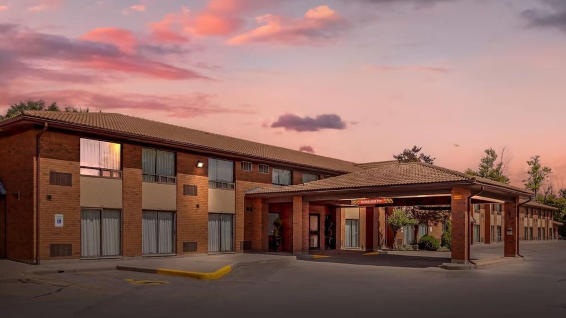 Exterior entrance of Comfort Inn Brantford at sunset.