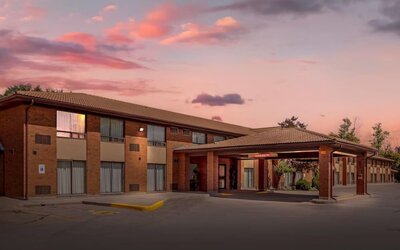 Exterior entrance of Comfort Inn Brantford at sunset.