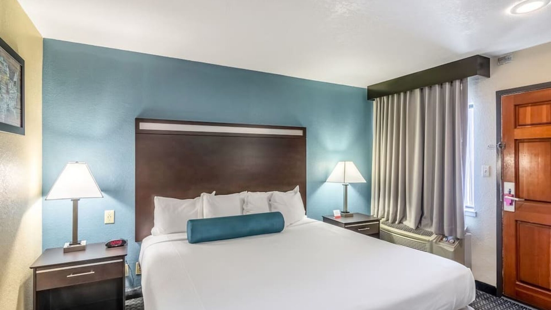 Guest room with a king bed and bedside tables at Glenridge Inn Glendale Pasadena.
