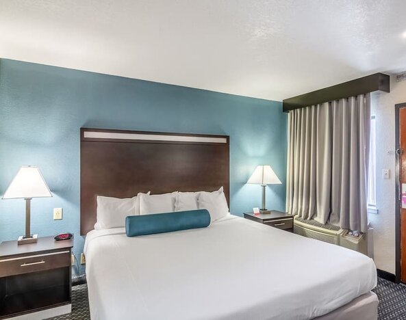Guest room with a king bed and bedside tables at Glenridge Inn Glendale Pasadena.