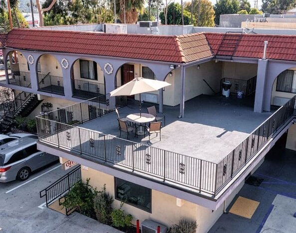 Outdoor terrace with seating area at Glenridge Inn Glendale Pasadena.