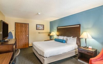 Spacious guest room with a king bed and work desk at Glenridge Inn Glendale Pasadena.